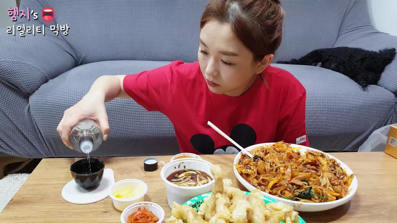 【Hamzy】韩国小姐姐真实吃播:)麻辣香锅&糖醋肉~配上烟台高粱酒~!火辣组合!